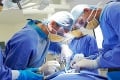 Obyčajná operácia sa zmenila na boj o život: Pacientovi horelo v otvorenom hrudníku