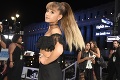 Ariana Grande šokovala novým účesom: Farba len pre odvážne!