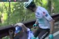 Šokujúce zábery zo slávneho Gira: Cyklista sa zrazil s fanúšikom a následne ho bil po hlave!