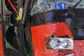 Ranná nehoda v Bratislave: Pri zrážke autobusu a trolejbusu sa zranilo 12 ľudí
