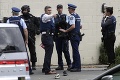Francúzi reagujú na streľby na Novom Zélande: Posilnia policajné hliadky