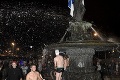 Helsinki zažili bujarú noc: Fanynky sa vyzliekli a titul majstra sveta oslávili vo fontáne!