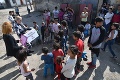 V trebišovskej rómskej osade odovzdávajú hlasy ako nikde inde: Bašavel pri volebnej urne!