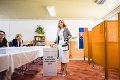 Budúca prezidentka a jej partner volili každý zvlášť: Čaputová prišla k urne sama