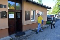 Slováci hlasovali v eurovoľbách: Polícia musela zasahovať kvôli Američanke aj skupinke v žltých vestách