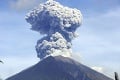 Na Bali vybuchla sopka: Kvôli popolu odkláňajú plánované lety