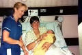 Pôrodná asistentka dozerala na svoju mladšiu kolegyňu: Keď zistila, o koho ide, zostala ako obarená