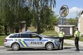 Dráma v českej obci: Muž sa zabarikádoval v dome, jeden človek je zranený