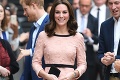 Kate sa to na verejnosti snažila skryť, fotky všetko odhalili: Čo sa to s vojvodkyňou deje?!