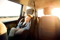 Nenechávajte deti v aute, v lete sa mení na žeravú pascu: Čo sa deje s telom v rozpálenom vozidle?