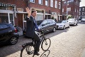 Holandský premiér prišiel hlasovať v eurovoľbách: Netradičný dopravný prostriedok