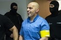 Začal sa proces s Pavlom Ruskom: Mafiánskych bosov na súd eskortovali kukláči