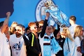 Hráči Manchestru City sa pri oslavách odviazali: Aha, čo urobili s trofejou