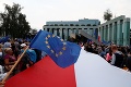 Varšavou pochodovali tisíce ľudí: Poliaci chcú zostať v únii