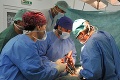 Dráma počas chirurgického zákroku: Pacient sa zošmykol z operačného stola!