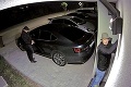 POZOR! Nová finta zlodejov: Pokus o krádež auta v Senci zachytila kamera