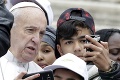 Pápež František previezol vo svojom papamobile deti migrantov: Urobili si s ním selfie