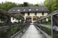 V nemeckom penzióne našli tri telá prebodnuté šípmi: Byt jednej z mŕtvych žien vydal hrozné tajomstvo