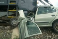 Desivá nehoda pri Rožňave: Zrazil sa vlak s autom, ľudia vyskakovali z vozidla
