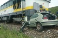 Desivá nehoda pri Rožňave: Zrazil sa vlak s autom, ľudia vyskakovali z vozidla