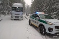 Poprad a okolie zasypal sneh, vodiči jazdili na letných gumách: Šéf údržby ciest taký rok ešte nezažil