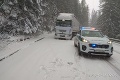 Poprad a okolie zasypal sneh, vodiči jazdili na letných gumách: Šéf údržby ciest taký rok ešte nezažil