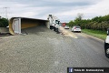 Nehoda pred Bratislavou: Na diaľnici sa prevrátil kamión, tvoria sa kolóny