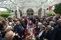 FOTO V Nitre sa konal okázalý pohreb rómskeho vajdu: Trúchlili za ním stovky príbuzných