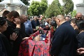 FOTO V Nitre sa konal okázalý pohreb rómskeho vajdu: Trúchlili za ním stovky príbuzných