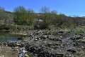 Katastrofálny stav v obci na Spiši: Usadeniny odpadu v potoku siahajú do hĺbky niekoľkých metrov!