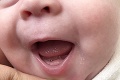 Mamička išla prvýkrát dojčiť svoju dcérku, ostala v nemom úžase: Neuveriteľný nález v ústach bábätka