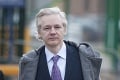 Assange má zákaz vyjadrovať sa k zahraničnej politike: Odpojili ho od internetu a chcú mu skonfiškovať aj mačku