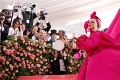 Celebrity sa na Met Gala vyparádili: Obnažená Lady Gaga, extravagantné modelky a desivý pohľad na známych hercov!