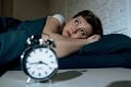 Prehadzujete sa celú noc v posteli, alebo sa často budíte? Pozor, poruchy spánku ohrozujú život!