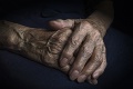 Páchatelia vtrhli do domu starenky (91) v Šali: Otrasená žena utrpela zranenia