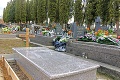 Pozostalí zažili na cintoríne v Stropkove šokujúci incident: Babka na pohrebe vypadla z truhly