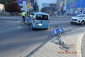 Vodička z Trenčína si vyrobila hanbu: Opitá narazila do zaparkovaného auta a zdemolovala značku