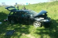 Vážna dopravná nehoda v Bratislave: Zrazili sa dve autá, jedno z nich vyletelo z cesty