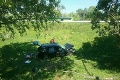 Vážna dopravná nehoda v Bratislave: Zrazili sa dve autá, jedno z nich vyletelo z cesty