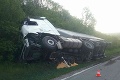 Vážna nehoda pri Jablonici: Po zrážke kamióna a osobného auta zasahoval vrtuľník