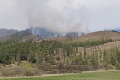 Rozsiahly požiar v popradskom okrese: Hasiči sa trápia kvôli ťažko dostupnému terénu