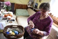Babka Anežka zdobí kraslice už 7 desaťročí: Veď toto nie sú vajcia, ale umelecké diela!