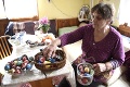 Babka Anežka zdobí kraslice už 7 desaťročí: Veď toto nie sú vajcia, ale umelecké diela!