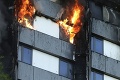 Poplach v Ružomberku: Horí panelákový byt, hlásia dve zranené osoby