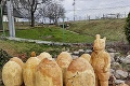 Také kraslice, ako majú na námestí v Brezne, ste ešte nevideli: Vyzdobené vajíčka vážia 100 kíl!