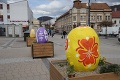 Také kraslice, ako majú na námestí v Brezne, ste ešte nevideli: Vyzdobené vajíčka vážia 100 kíl!