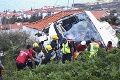 Počet obetí nehody autobusu s nemeckými turistami stúpol na 29: Vozidlo sa zrútilo zo svahu, spadlo na dom