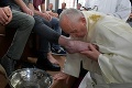 Zostáva verný tradíciám: Pápež poumýval a pobozkal nohy 12 väzňom