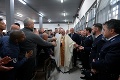 Zostáva verný tradíciám: Pápež poumýval a pobozkal nohy 12 väzňom