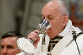 Pápež na Zelený štvrtok posvätil oleje: Večer umyje nohy väzňom